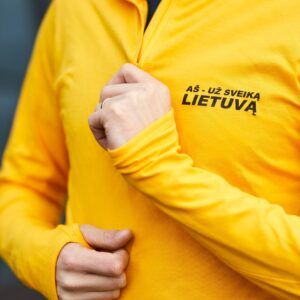Priglundantis džemperis su užrašu "Aš - už sveiką Lietuvą"