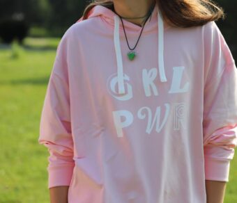 Laisvo stiliaus džemperis "GRL PWR"