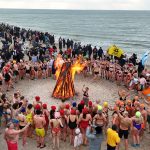 Palangos ruoniai šoka aplink laužą